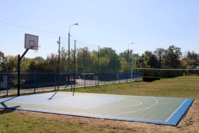 Powiększ obraz: fot. https://www.osirjablonna.pl/baza-sportowa/boisko-w-suchocinie. Na zdjęciu mini boisko do gry w piłkę koszykową, po prawej stronie boisko do gry w piłkę siatkową