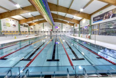 Powiększ obraz: fot. www.cr.nieporet.pl. Na zdjęciu Aquapark Fala w Stanisławowie Pierwszym, wyznaczone tory do pływania na basenie, szerokie okna po prawej stronie