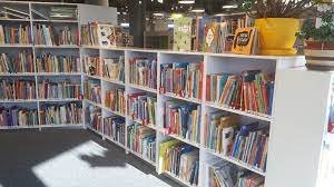 Powiększ obraz: fot. facebook Biblioteka Legionowo, www.facebook.com/bibliotekalegionowo. Na zdjęciu książki leżące w przegrodach na półkach