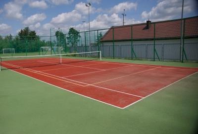 Powiększ obraz: fot. www.sis.serock.pl. Na zdjęciu kort tenisowy przy stadionie miejskim w Serocku ul. Pułtuska 47