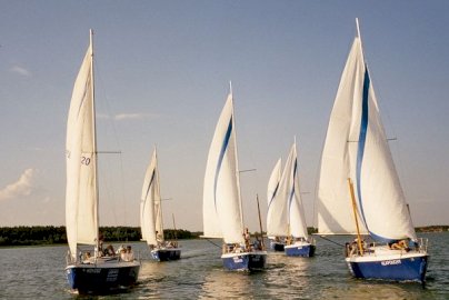 Powiększ obraz: fot. www.anw.pl/. Na zdjęciu łodzie żeglarskie pływają po wodzie