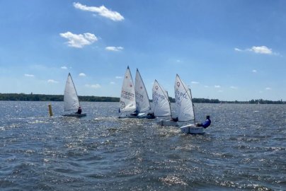 Powiększ obraz: fot. sindbadsail.com. Na zdjęciu 5 jachtów żeglarskich, jachty płyną na wodzie
