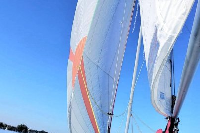 Powiększ obraz: fot. zegrze360.pl. Na zdjęciu żagle od łodzi, w tle woda