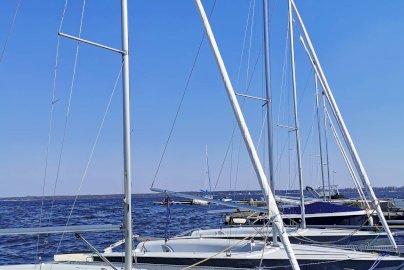 Powiększ obraz: fot. zegrze360.pl. Na zdjęciu łodzie na wodzie