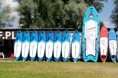 Powiększ obraz: fot. www.lsurf.pl. Na zdjęciu deski do pływania. Duży napis LSURF.PL