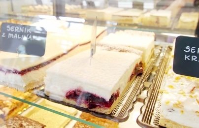 Powiększ obraz: fot. www.sweet-home.pl. Na zdjęciu za ladą sernik wiedeński, sernik z malinką, sernik krakowski