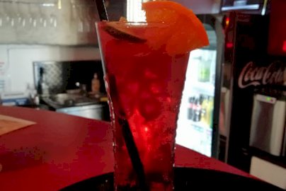 Powiększ obraz: fot. facebook Pub "Na dołku", www.facebook.com/NaDolkuPub/. Na zdjęciu bar z napojami alkoholowymi, napojami gazowanymi