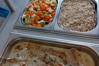 Powiększ obraz: fot. facebook Ra BAR bar, www.facebook.com/cisrabarbar/. Na zdjęciu w bemarach filety rybne w sosie, gotowane warzywa: marchewka z kalafiorem i brokułami, kasza, ziemniaki, mięso w specjalnie przygotowanym sosie