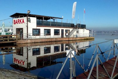 Powiększ obraz: fot.  www.water-club.pl/restauracja/restauracja-barka. Na zdjęciu Restauracja Barka, pomost