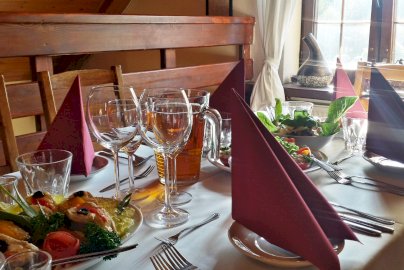 Powiększ obraz: fot. legionowska.pl/. Na zdjęciu dania, kieliszki na stole w restauracji
