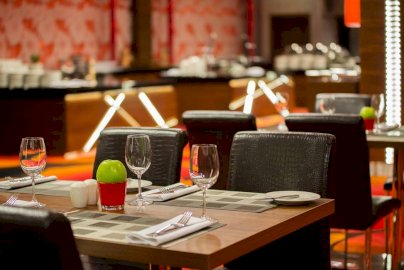 Powiększ obraz: fot. www.warszawianka.pl/pl/restauracje/mak-s. Na zdjęciu sala restauracyjna, na stołach kieliszki, talerze