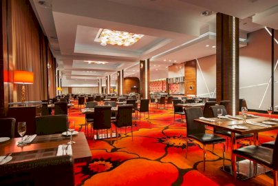 Powiększ obraz: fot. www.warszawianka.pl/pl/restauracje/mak-s. Na zdjęciu obszerna sala restauracyjna, stoliki z krzesełkami