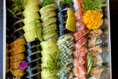 Powiększ obraz: fot. sasorisushi.pl. Na zdjęciu sushi z ryżem i dodatkami