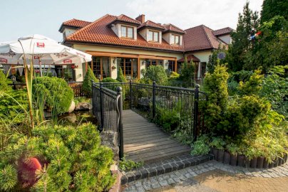 Powiększ obraz: fot. zlotyokon.pl/oferta/restauracja/. Na zdjęciu widok z zewnątrz  na restaurację Złoty Okoń w Serocku