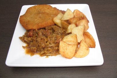 Powiększ obraz: fot. www.darex.waw.pl/. Na zdjęciu kotlet schabowy, z kapustą i ziemniakami na talerzu