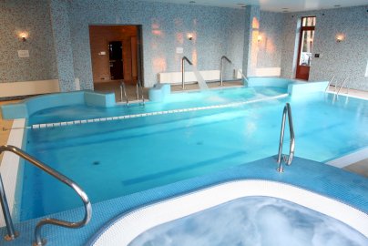 Powiększ obraz: fot. Hotel Pan Tadeusz. Na zdjęciu basen, fragment jacuzzi