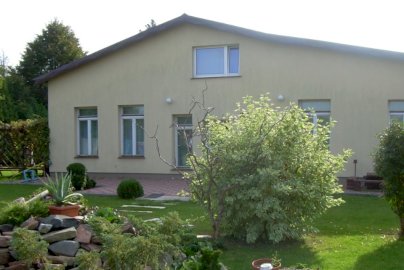 Powiększ obraz: fot. agroturystykajadwisin.mazowsze.pl. Na zdjęciu dom, ogród