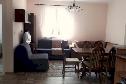 Powiększ obraz: fot. www.nocleginadzalewem.pl/index.php. Na zdjęciu miejsce wypoczynku salon, kanapa, fotel, stół jadalny z krzesłami