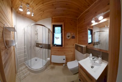 Powiększ obraz: fot. zakatekwytchnienia.pl. Na zdjęciu prysznic, umywalka, toaleta