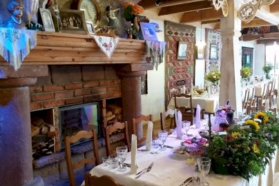 Powiększ obraz: fot. www.folwark.waw.pl/. Na zdjęciu zastawa stołowa, kominek