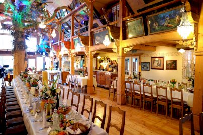 Powiększ obraz: fot. www.folwark.waw.pl/. Na zdjęciu restauracja Folwarku u Różyca, zastawy stołowe