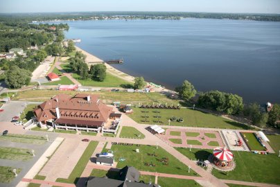Powiększ obraz: fot. www.restauracjaparasol.pl. Na zdjęciu Hotel Parasol z zewnątrz, parkingi, w oddali plaża w Nieporęcie, molo