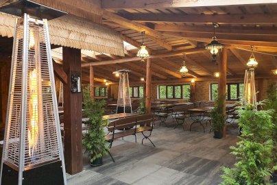 Powiększ obraz: fot. www.podstrzecha.net.pl. Restauracja Karczma Pod Strzechą. Stoliki z ławkami