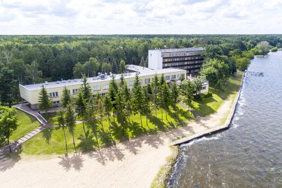 Powiększ obraz: fot. www.rewita.pl/rynia/. Na zdjęciu Hotel AMW Rewita w Białobrzegach, obok hotelu plaża, jezioro zegrzyńskie. Z tyłu las