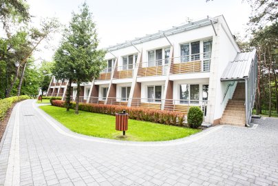 Powiększ obraz: fot. www.rewita.pl/rynia/. Na zdjęciu Hotel AMW Rewita w Białobrzegach, schody prowadzące do hotelu, chodnik wyłożony kostką