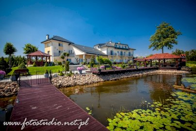 Powiększ obraz: www.fotostudio.net.pl. Rezydencja szafran, pomost, staw, po prawej stronie wiata