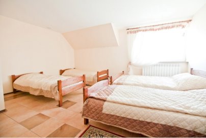 Powiększ obraz: fot. www.salagrand.pl. Na zdjęciu pokój hotelowy sali bankietowej GR-AND. 4 pojedyncze łóżka