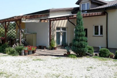 Powiększ obraz: fot. www.agroturystykajadwisin.mazowsze.pl/. Na zdjęciu budynek agroturystyka maria i leszek chrzanowscy, rower, szafka pod budynkiem