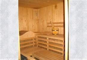 Powiększ obraz: fot. www.pokojeuhaliny.pl/. Drewniana sauna w pomieszczeniu