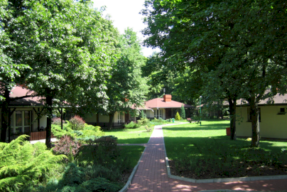 Powiększ obraz: fot. www.lipowy-przyladek.pl/#atrakcje. Na zdjęciu domki wypoczynkowe Lipowy Przylądek w Łasze