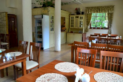 Powiększ obraz: fot. zajazdross.pl/. Na zdjęciu Zajazd ROSS w Nieporęcie, stoliki z krzesełkami, lodówka do zimnych napoi, okno