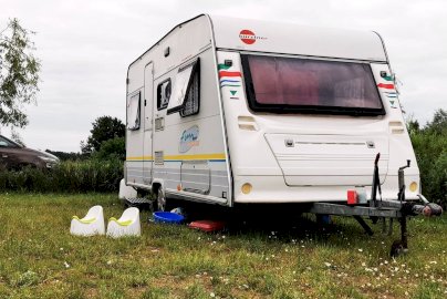 Powiększ obraz: fot. www.facebook.com/camperpark24-109886710375135/photos. Na zdjęciu stojący kamper, w tle fragment stojącego samochodu