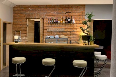 Powiększ obraz: fot. Hokano Sushi, www.facebook.com/NoweHokanoSushi. Na zdjęciu bar Hokano Sushi , z białymi obiciami do siedzenia