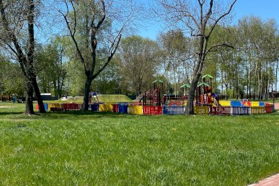 Powiększ obraz: fot. www.nieporet.pl. Na zdjęciu urządzenia zabawowe dla dzieci na terenie Kompleksu Rekreacyjno Wypoczynkowego Nieporęt Pilawa, wokół zieleń, drzewa