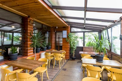 Powiększ obraz: fot. kebabking.pl/galeria/. Na zdjęciu restauracja KEBAB KING JABŁONNA, stoliki z krzesełkami, kwiaty w doniczkach