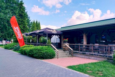 Powiększ obraz: fot. facebook www.facebook.com/Tawerna-Portowa. Na zdjęciu widok na Tawernę Portową z zewnątrz, parasole stojące na zewnątrz