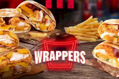 Powiększ obraz: fot. KFC. Na zdjęciu WRAPPERS, w zawiniętym cieście, tortilla z kurczakiem z dodatkami, w tle frytki