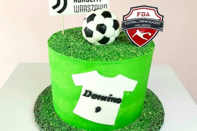 Powiększ obraz: fot. facebook Tortolina Karolina Kornacka -torty artystyczne, https://www.facebook.com/p/Tortolina-Karolina-Kornacka-torty-artystyczne-100064054534438/?locale=pl_PL. Na zdjęciu zielony tort, na szczycie tortu napis JUVENTUS ACADEMY WARSZAWA, FOOTBALL DREAM ACADEMY WIELISZEW, piłka nożna, na froncie tortu koszulka z napisem Domino 9.