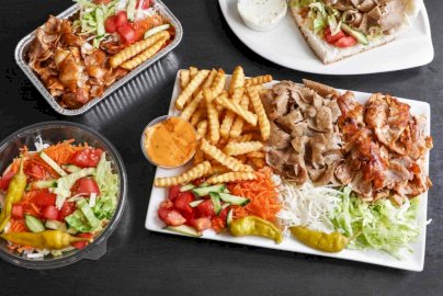 Powiększ obraz: fot. facebook MEGA KEBAB Legionowo, www.facebook.com/MEGA-KEBAB-Legionowo-896937593675379/?ref=page_internal. Na zdjęciu dania, siekane mięsa z frytkami, surówkami z marchewką, kapusty pekińskiej, papryczką chili, w plastikowym pojemniku sałatka