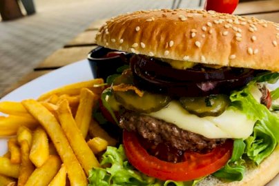 Powiększ obraz: fot. www.facebook.com/Tawerna-Portowa-1577325402530886/photos/?ref=page_internal. Na zdjęciu burger z frytkami