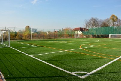 Powiększ obraz: fot. https://www.nieporet.pl/spolecznosc-gminna/boisko-wielofunkcyjne-przy-zespole-szkolno-przedszkolnym-w-wolce-radzyminskiej/. Na zdjęciu boisko wielofunkcyjne do gry w piłkę nożną, ręczną, koszykową