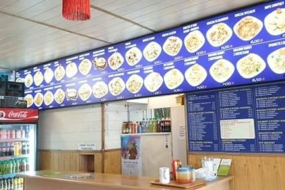 Powiększ obraz: fot. facebook Bar Hanoi Legionowo,  https://www.facebook.com/profile.php?id=100038066377508. Na zdjęciu Bar Hanoi, wyświetlone menu na górze nad wejściem