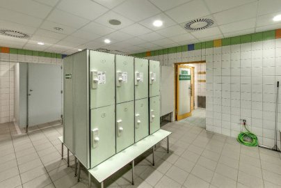 Powiększ obraz: fot. www.cr.nieporet.pl. Na zdjęciu szatnia, przebieralnia w Aquapark Fala w Stanisławowie Pierwszym