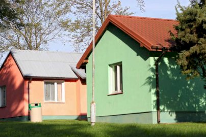 Powiększ obraz: fot. www.integracjaserock.pl/o-nas. Na zdjęciu domki pobytu całorocznego w Serocku