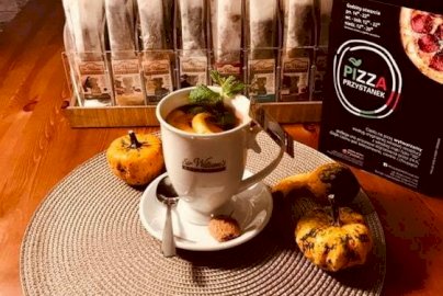 Powiększ obraz: fot. www.przystanekpizza.eu/galeria. Na zdjęciu filiżanka z herbatą i cytryną, łyżeczką, herbatka Sir William's ROYAL TASTE