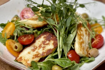Powiększ obraz: fot. www.hotelpantadeusz.pl/restauracja. Na zdjęciu danie obiadowe z naleśnikami, pomidorkami, rukolą